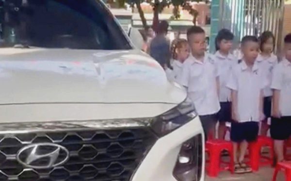 Ô tô đỗ chình ình cạnh nơi học sinh chào cờ ở Quảng Ninh, hiệu trưởng bị yêu cầu làm rõ trách nhiệm