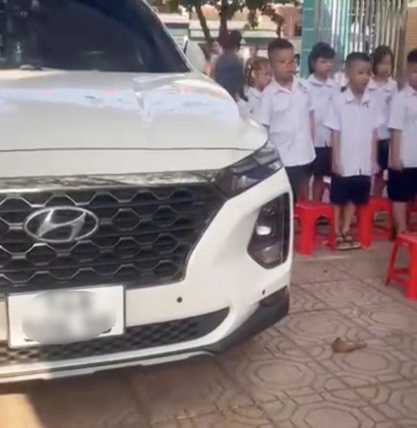 Ô tô đỗ chình ình giữa khu vực học sinh chào cờ, phường yêu cầu làm rõ
