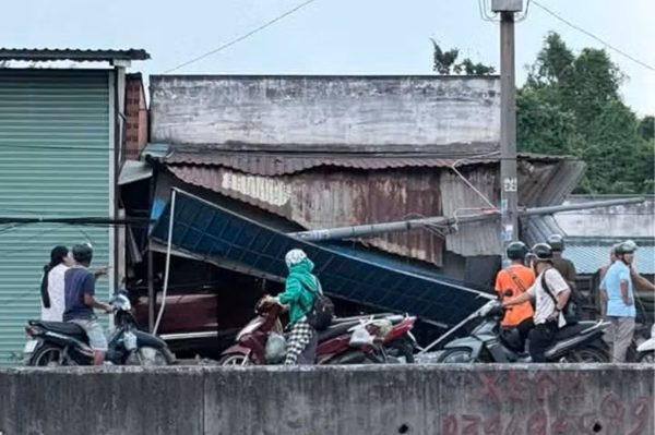 Ô tô gây tai nạn liên hoàn rồi lao vào nhà dân ở TP.HCM, một người tử vong