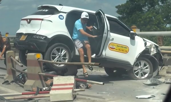 Ô tô húc văng dải phân cách, va chạm xe máy trên cầu Thanh Trì