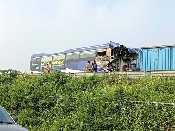 Ô tô khách không giữ khoảng cách tông đuôi xe đầu kéo, 1 người tử vong
