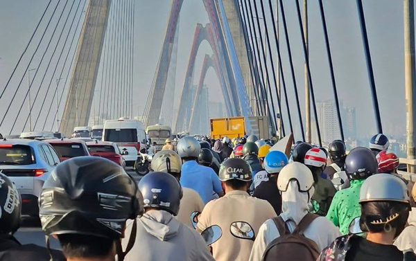 Ô tô lao qua dải phân cách trên cầu Nhật Tân, hướng đi sân bay Nội Bài tắc dài
