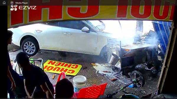 Ô tô lao vào nhà dân, 3 người bán bánh vỉa hè thoát chết trong gang tấc