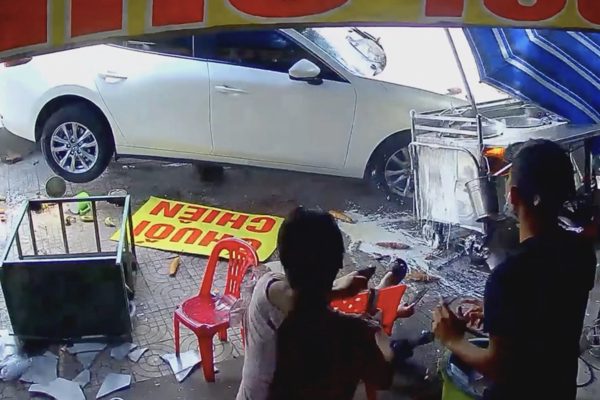 Ô tô lao vào xe bán bánh chuối chiên, 3 người thoát nạn trong gang tấc