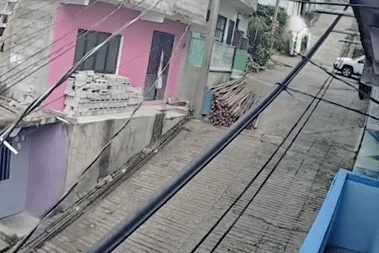 Ô tô lật nghiêng rồi trượt dài xuống dốc như đồ chơi, tài xế 70 tuổi bị mắc kẹt