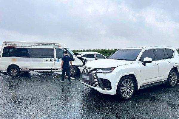 Ô tô Lexus đột ngột dừng giữa cao tốc Pháp Vân - Cầu Giẽ, 2 xe khác đâm dồn toa