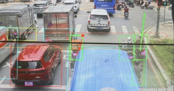 Ô tô lỡ dừng đèn đỏ trong khu vực làn chờ xe 2 bánh, có bị phạt?