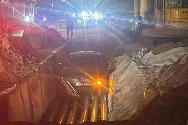 Ô tô lọt hố cáp ngầm, mắc kẹt tại công trường ở Hà Nội