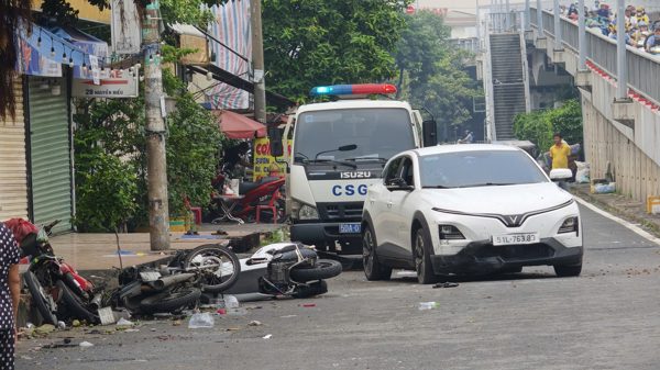 Ô tô 'lùa' 5 xe máy trước quán nhậu ở TP.HCM