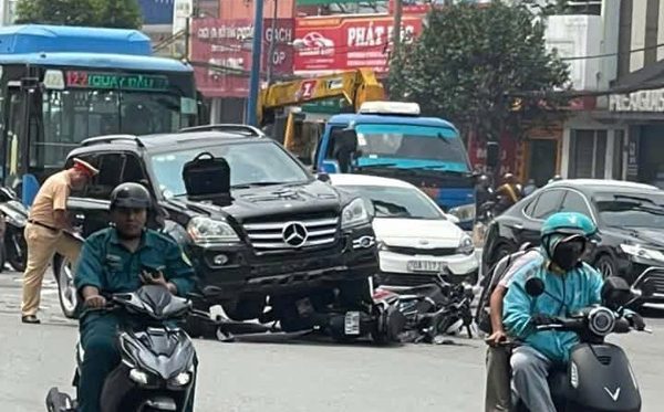 Ô tô Mercedes tông hàng loạt xe máy đang dừng chờ đèn đỏ ở TPHCM