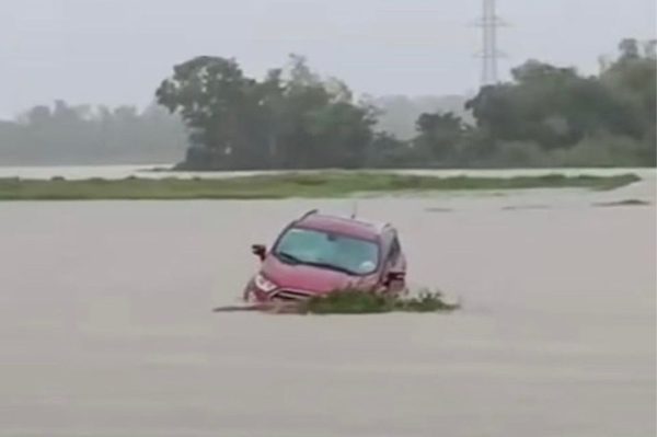 Ô tô suýt bị lũ cuốn khi qua đường ngập ở Đà Nẵng
