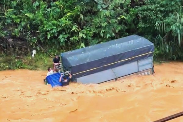 Ô tô tải bị lũ cuốn trôi khi qua đập tràn ở Đà Lạt