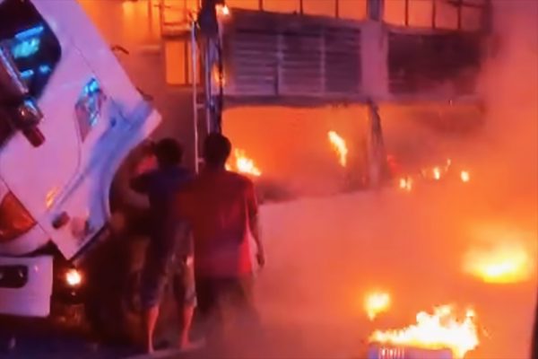Ô tô tải chở gà cháy dữ dội trên cao tốc Pháp Vân - Cầu Giẽ