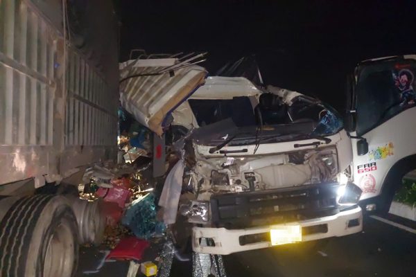 Ô tô tải tông xe container trên cao tốc, phụ xe tử vong