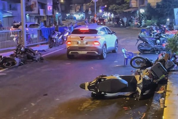Ô tô tông 5 xe máy trước quán nhậu ở TPHCM