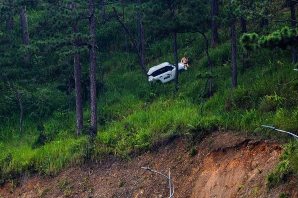 Ô tô trượt xuống đồi thông trên đèo Prenn, mắc kẹt cách mặt đường 10m