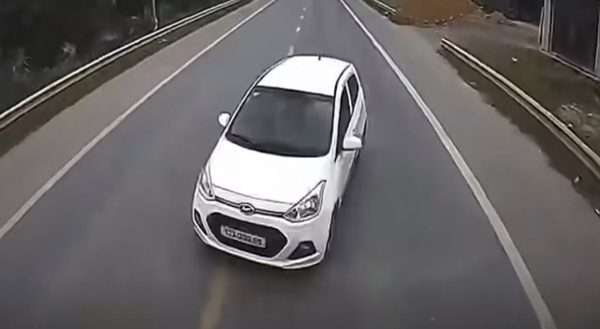 Ô tô vượt ẩu tông đuôi xe đầu kéo, tài xế gãy xương đùi