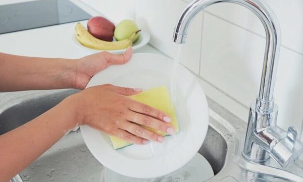 Ổ vi khuẩn nguy hiểm bám trên miếng xốp rửa bát