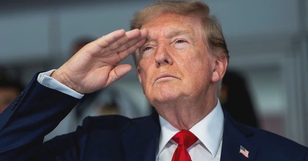 Ông Trump tuyên bố Iran đang 'sụp đổ hoàn toàn'