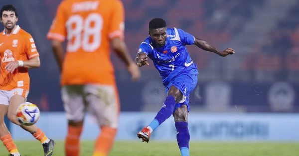 Olaha Mạnh Đức tự giới thiệu với HLV Kim Sang-sik