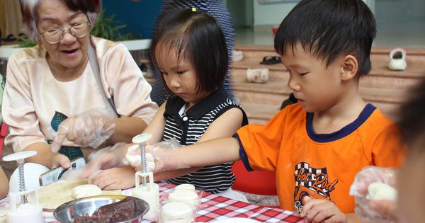 Ông bà, cha mẹ vào trường làm bánh trung thu cùng con