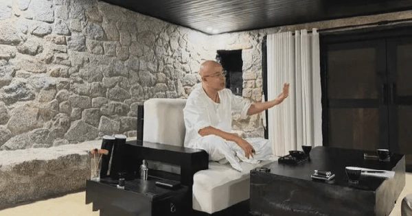 Ông Đặng Lê Nguyên Vũ có căn nhà hang đá kỳ lạ giữa trang trại 600ha: Cửa tròn màu đen, không tivi, không wifi, ở ẩn tại đây suốt 10 năm