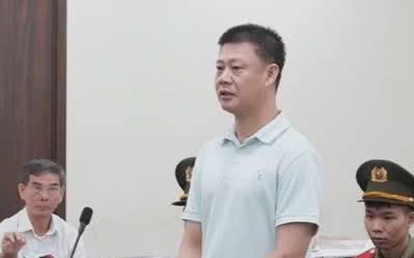 Ông Đinh Tiến Hùng từng được tòa Yên Bái tuyên không phạm tội, chiều nay chờ tòa phán quyết về 2 tội danh