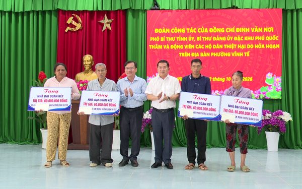 Ông Đinh Văn Nơi đến thăm và trao tặng Nhà đại đoàn kết cho các hộ dân ở phường Vĩnh Tế bị cháy nhà