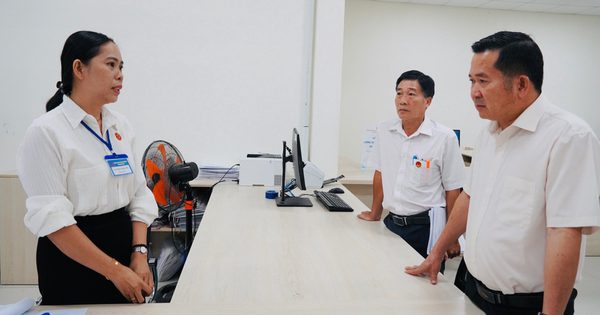 Ông Đinh Văn Nơi kiểm tra việc xử lý hồ sơ đất đai ở Phú Quốc