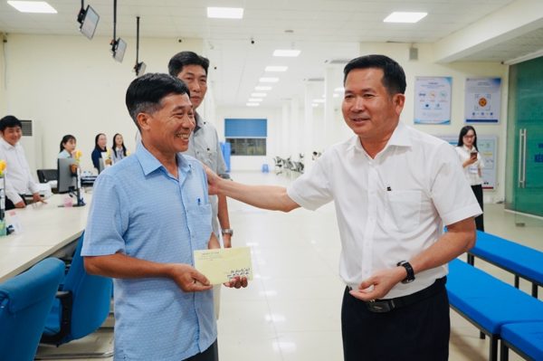 Ông Đinh Văn Nơi: ‘Làm hết việc chứ không phải hết giờ để phục vụ người dân’