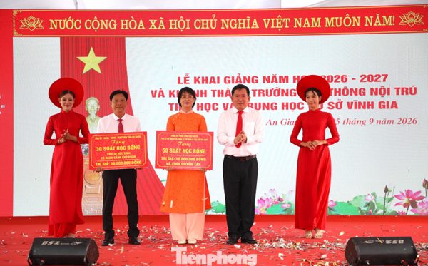 Ông Đinh Văn Nơi tặng 50 triệu đồng, 2.000 quyển vở cho học sinh khó khăn từ tiền cá nhân