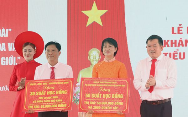 Ông Đinh Văn Nơi tặng 50 triệu đồng và 2.000 quyển tập cho học sinh khó khăn
