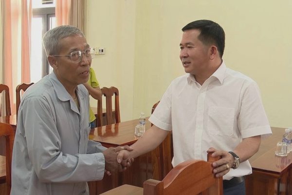 Ông Đinh Văn Nơi thăm hỏi, hỗ trợ 4 hộ dân bị hỏa hoạn ở Vĩnh Tế