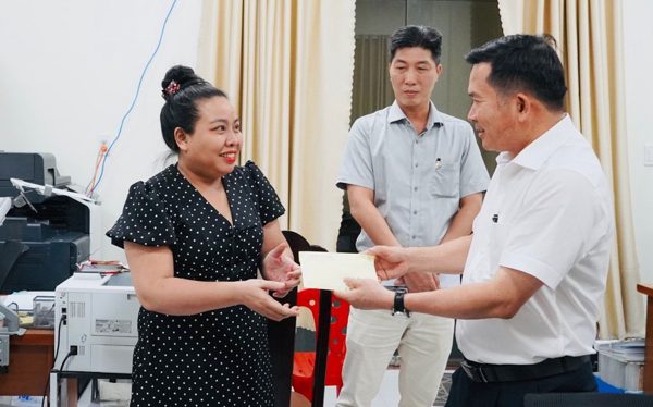 Ông Đinh Văn Nơi trao 100 triệu đồng hỗ trợ cán bộ tăng ca giải quyết thủ tục hành chính cho dân