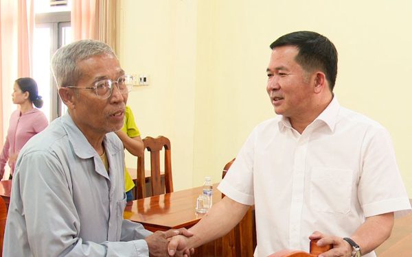Ông Đinh Văn Nơi và lãnh đạo Phú Quốc công khai số điện thoại để dân gửi phản ánh