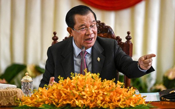 Ông Hun Sen than phiền vì bị nhắn tin xin tiền mua nhà, mua xe