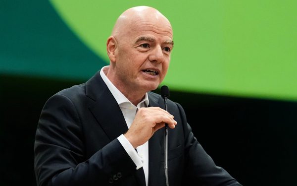 Ông Infantino đáp trả sức ép từ chức, khẳng định được đa số ủng hộ