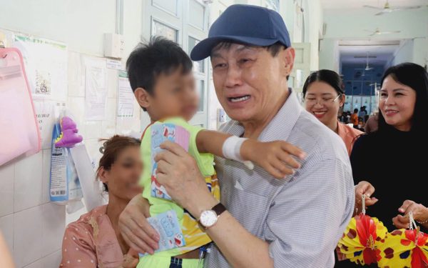 Ông Johnathan Hạnh Nguyễn rơi nước mắt, tặng 900 triệu đồng cho bệnh nhi ung thư dịp tết Trung Thu