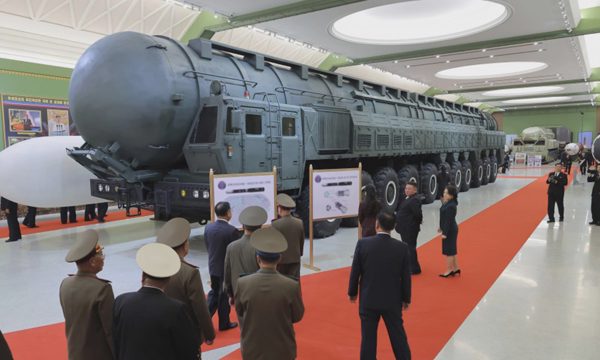 Ông Kim Jong-un dẫn con gái xem ICBM 'bao trùm lãnh thổ Mỹ'