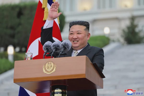 Ông Kim Jong-un đi qua cầu mới khánh thành ở biên giới để thăm Trung Quốc