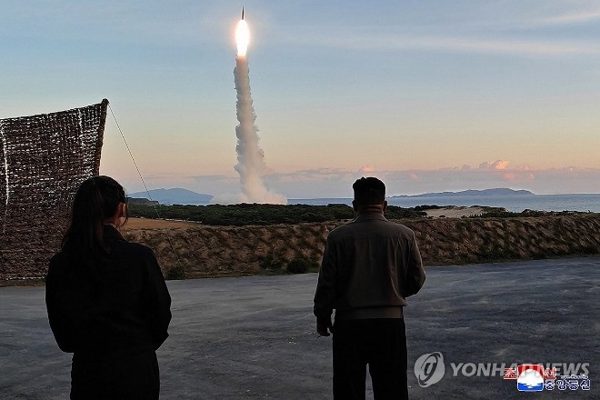Ông Kim Jong Un giám sát vụ phóng tên lửa siêu vượt âm của Triều Tiên