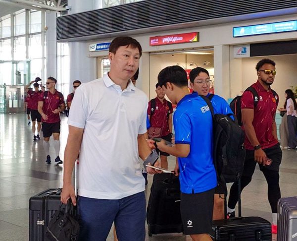 Ông Kim Sang-sik trầm tư trong ngày tuyển Việt Nam lên đường đấu FIFA ASEAN Cup 2026