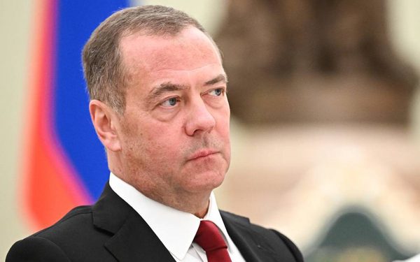 Ông Medvedev cảnh báo: Dân Nga nên tránh đến châu Âu lúc này vì có thể bị bắt