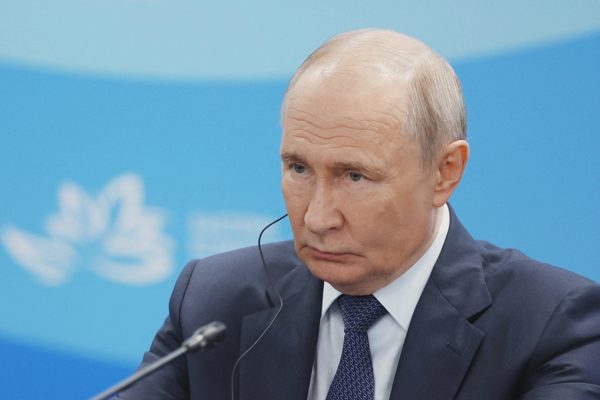 Ông Putin cảnh báo đanh thép Ukraine sau tuyên bố “đóng” không phận Nga