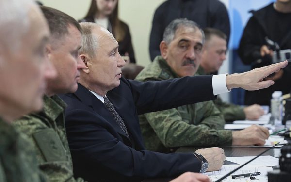 Ông Putin thị sát tập trận 47.000 quân sau cảnh báo hạt nhân với NATO, 7 nước tham gia