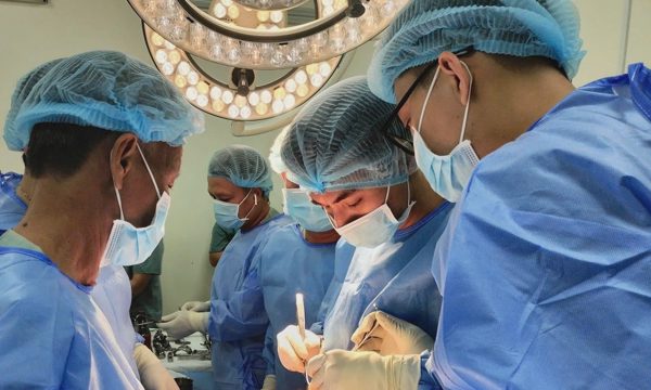 Ống thông bỏ quên 5 năm phủ đầy cặn sỏi, phải mổ hai lần