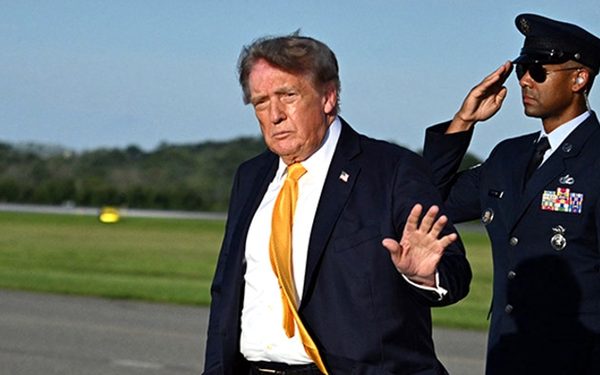 Ông Trump bất ngờ xuất hiện với màu tóc khác lạ