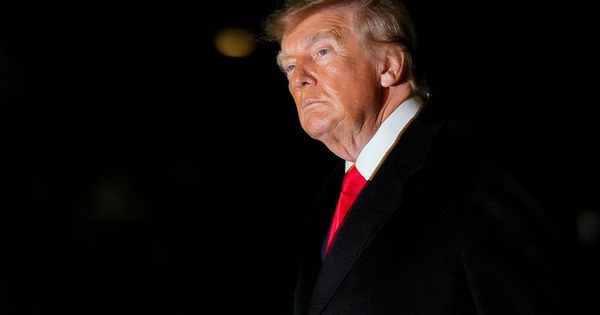 Ông Trump bị chặn dùng tiền thuế để quảng cáo bản thân