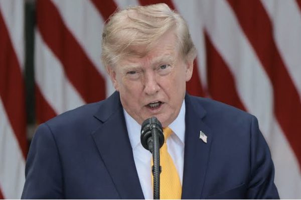 Ông Trump căng thẳng với Iran vì vụ Flydubai, Mỹ thêm lực lượng tới Trung Đông