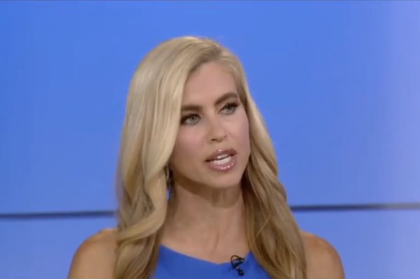 Ông Trump chọn người hâm mộ làm thư ký báo chí Nhà Trắng